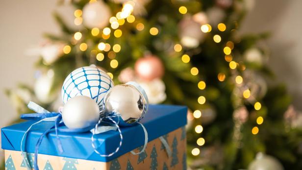 Weihnachtsgeschenk und Christbaum