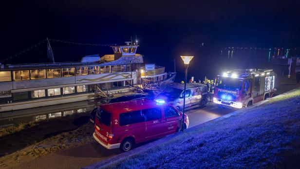 ++ HANDOUT ++ NIEDERÖSTERREICH: FEUERALARM AUF AUSFLUGSSCHIFF "MARIANDL" AUF DER DONAU BEI KREMS
