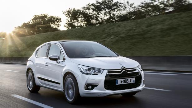 Ein weißer Citroën DS4 fährt auf einer Autobahn.
