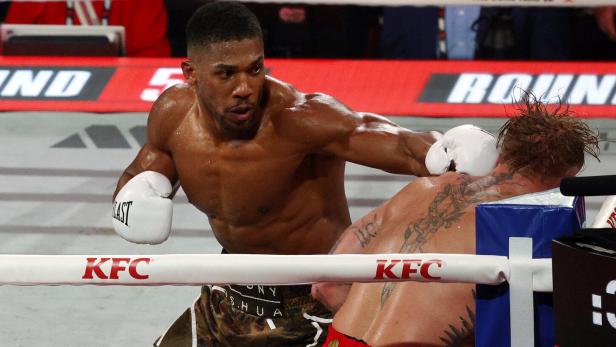 Der frühere Schwergewichtsweltmeister Anthony Joshua im Box-Duell gegen den Influencer Jake Paul.