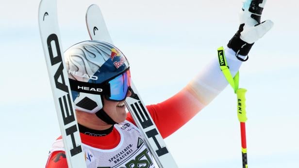 Franjo Von Allmen jubelt im Ziel von Gröden