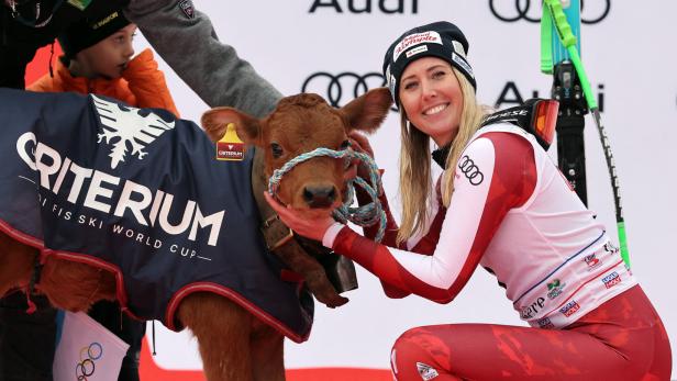Cornelia Hütter mit der Kuh, die sie in Val d'Isere gewann