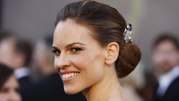 Hilary Swank kommt auf Einladung von Oliver Prock.