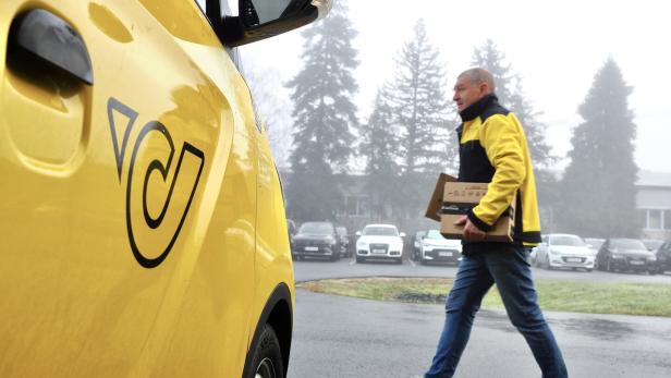 Zeigt Briefträger bei Arbeit.