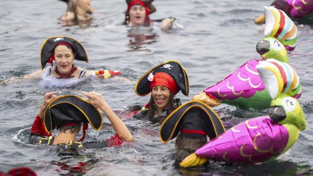 Thousands brave Lake Geneva's cold-water for traditional Christmas swim