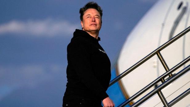 FILE PHOTO: Elon Musk is seen boarding Air Force One in New Jersey