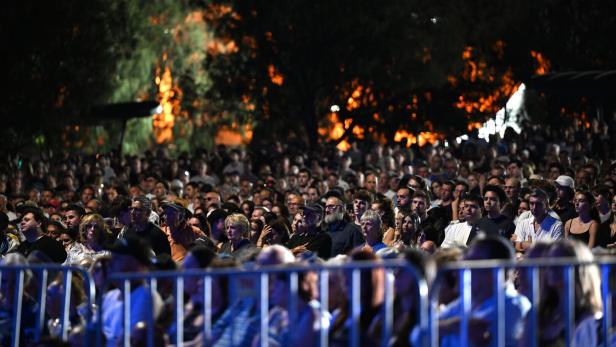 Vigil honors Bondi Beach victims in Sydney