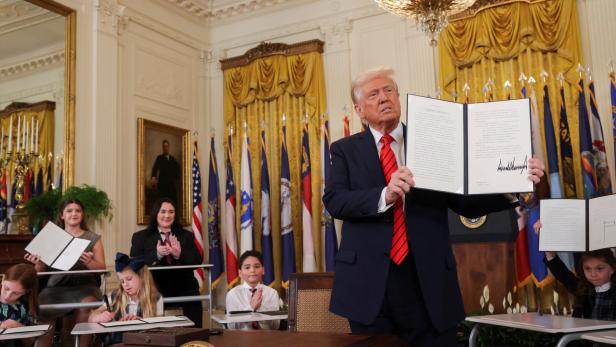 Donald Trump zeigt seine Unterschrift unter einen Präsidialerlass