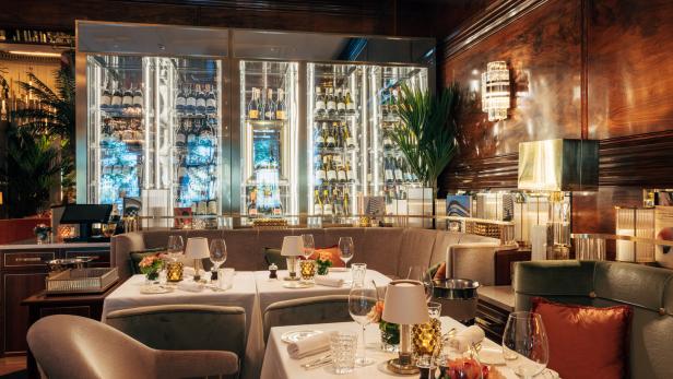 Speisen unter historischer Stuckdecke im "Fairmont Hotel Vier Jahreszeiten"