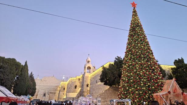 Der Christbaum in Bethlehem vor der Geburtskirche ist heuer wieder erleuchtet
