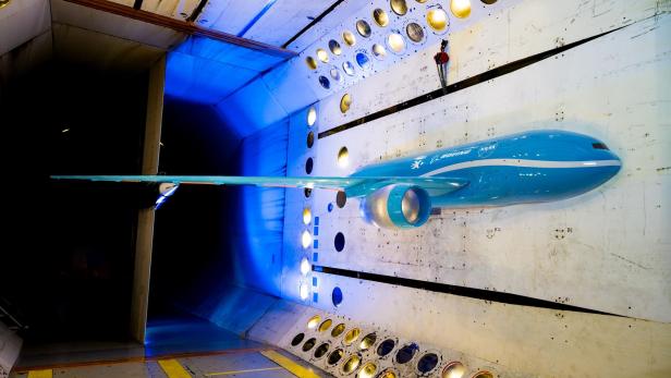 Modell eines Passagierflugzeugs mit langen, dünnen Flügeln im NASA-Windkanal.