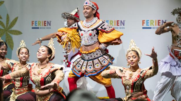ferienmesse bühne, tänzer in bunten kostümen aus sri lanka