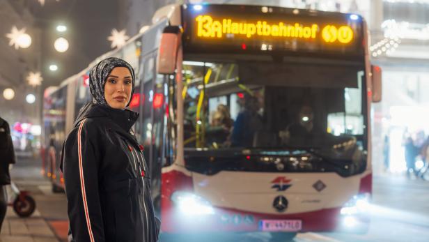 Wiener Linien Fahrpersonal vor Bus