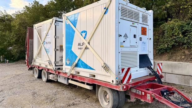 Batteriespeicher auf Tieflader.