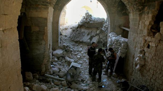 Syrische Regierungstruppen im Farafira-Viertel im Nordwesten Aleppos.
