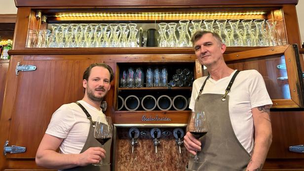  Klaus Silberbauer (li.) und Jürgen Sattler stehen vor der alten Schank in  ihrem neuen Wirtshaus