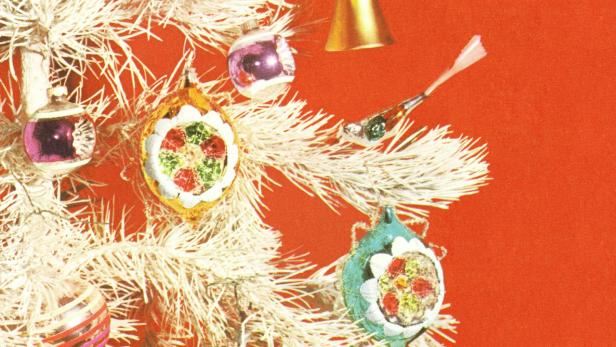 Ein Christbaum behängt mit Schmuck