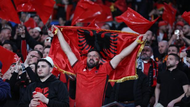 Albaner schwenken ihre Fahne