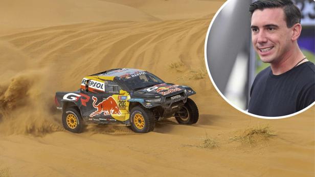 Ein Auto mit Red-Bull-Logo fährt durch den Sand. Mark Mateschitz ist im kleinen Bild zu sehen.
