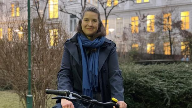 Die Hebamme Barbara Gregori auf ihrem  Leih-Rad.