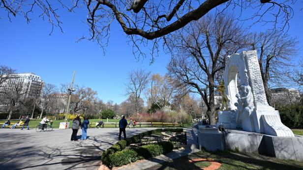 Der Stadtpark in Wien mit Bäumen, die jahreszeitbedingt wenig Grün tragen.