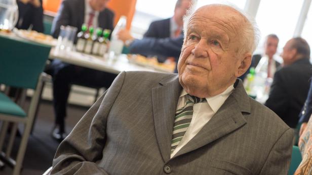 Zeigt Altlandeshauptmann Ratzenböck.