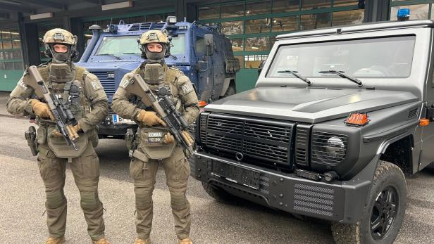 Cobra-Einsatzbeamte mit dem blauen „Survivor“ und dem kleineren Panzerwagen  „Enok“ (re.).