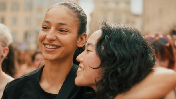 Zwei junge Frauen in Umarmung.