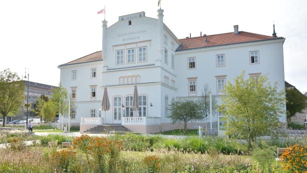 Der Nibelungenplatz vor dem Tullner Rathaus 