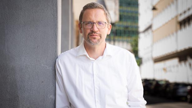 Severin Broucek vor dem Büro von „Teach For Austria“ in Wien