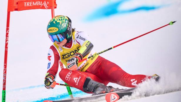 Julia Scheib fährt im Riesentorlauf rasant an einem Tor vorbei.