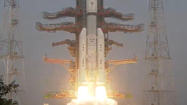 Indische Trägerrakete LVM3-M6 startet mit Feuer und Rauch von der Rampe.