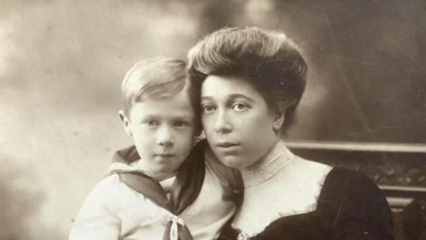 Elsa von Klarwill (geb. Egger) mit ihrem Sohn Victor Isidor. Mit der Machtübernahme der Nationalsozialisten emigrierten Sohn und Mutter 1938/’39 nach Kenia.