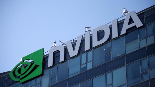 Großes NVIDIA-Logo und Schriftzug auf der Glasfassade eines modernen Bürogebäudes bei klarem Himmel.