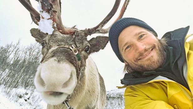 Sebastian Ströbel macht Selfie mit Rentier