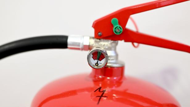 ++ THEMENBILD ++ ERSTE HILFE / HELFEN / BRAND / FEUER / FEUERLÖSCHER