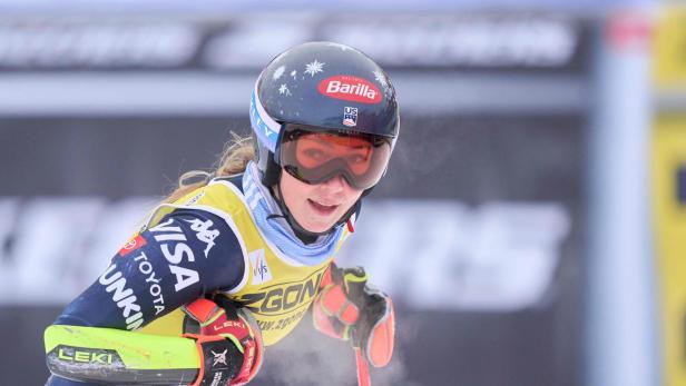 Mikaela Shiffrin lehnt sich im Zielraum auf ihre Stöcke.