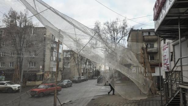 Russische Bomben auf Charkiw: Menschen in brennenden Autos eingeschlossen