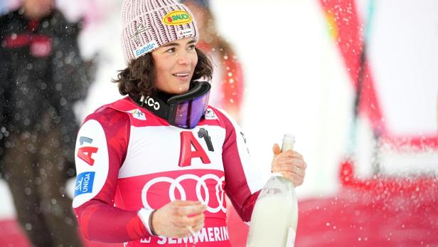 Julia Scheib nach ihrem Sieg beim Riesentorlauf am Semmering 2025 mit Sektflasche