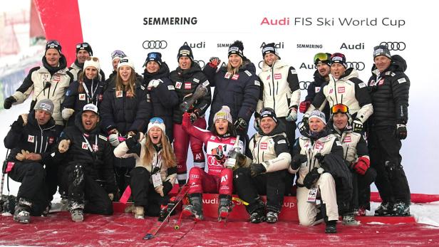 Siegerfoto ÖSV-Star Julia Scheib mit Team am Semmering