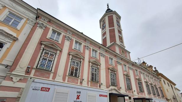 Vor dem Rathaus St. Pölten steht ein Wahlkartenbüro-Container.