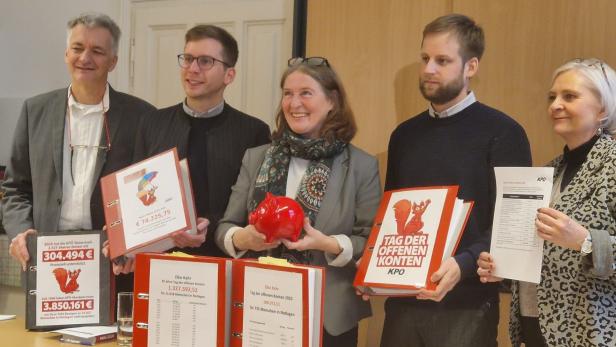 Zwei Frauen und drei Männer halten Ordner und Sparschwein 