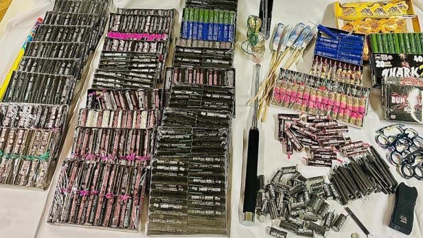 Mehrere Feuerwerkskörper die illegal besessen wurden und auf einem Leintuch ausgebreitet sind.