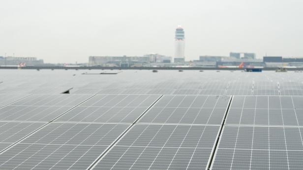 ++ THEMENBILD ++ PHOTOVOLTAIKANLAGE / PV-ANLAGE / PHOTOVOLTAIKMODULE / SOLARPANELE / SOLARENERGIE / ENERGIE / STROM