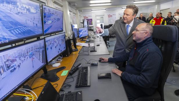 Bürgermeister Michael Ludwig und Silvesterpfad-Projektleiter Michael Domkar in der  Einsatzzentrale vor Bildschirmen.