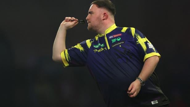 Luke Littler wirft einen Darts-Pfeil.