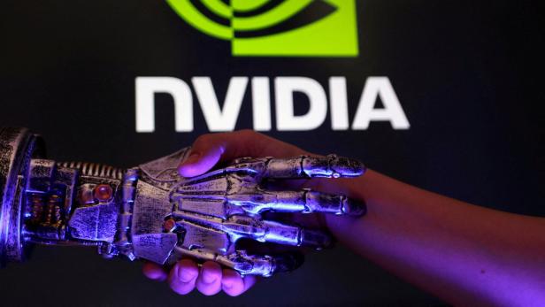 Roboterhand schüttelt Menschenhand vor einem Nvidia-Logo.