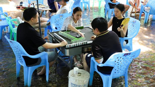 Chinesen spielen Mahjong