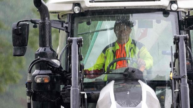 Landwirt am Steuer eines Traktors.