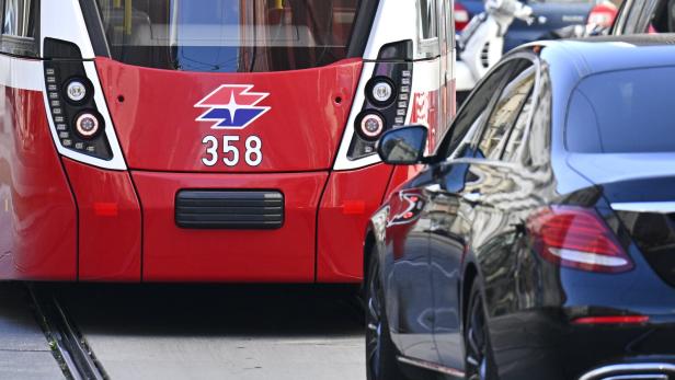 ++ THEMENBILD ++ STRASSENBAH / WIENER LINIEN / VERKEHR / ÖFFENTLICHE VERKEHRSMITTEL / PWK